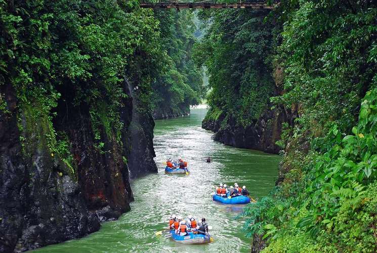 Arrival at Pacuare Lodge by rafting